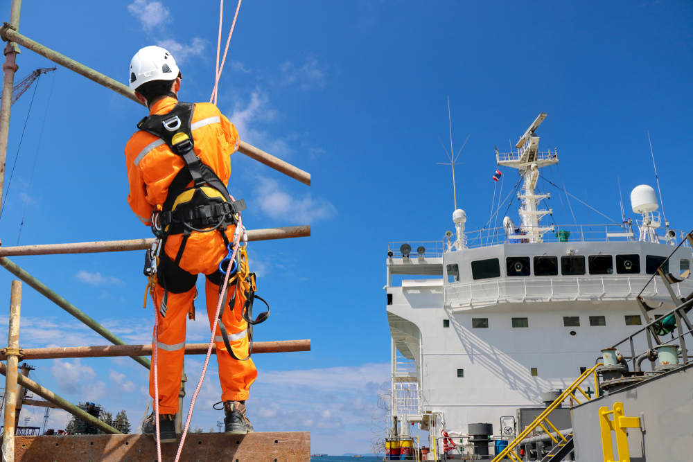 Worker,Abseiling,From,High,Places,On,The,High,Scaffolding,Wear Worker,Abseiling,From,High,Places,On,The,High,Scaffolding,Wear